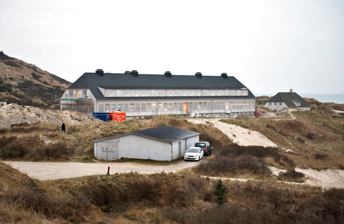 Det nybyggede Svinkløv Badehotel ses her, fredag den 25. januar 2019. Det nye badehotel ligner det gamle, der brændte ned til grunden i september 2016. Hotellet får det samme antal værelser som før, men nu er der bad i alle værelser. Der er stadig nogle måneder tilbage til det nye træhotel kan åbne for den nye sæson, efter planen til maj.. (Foto: Scanpix)