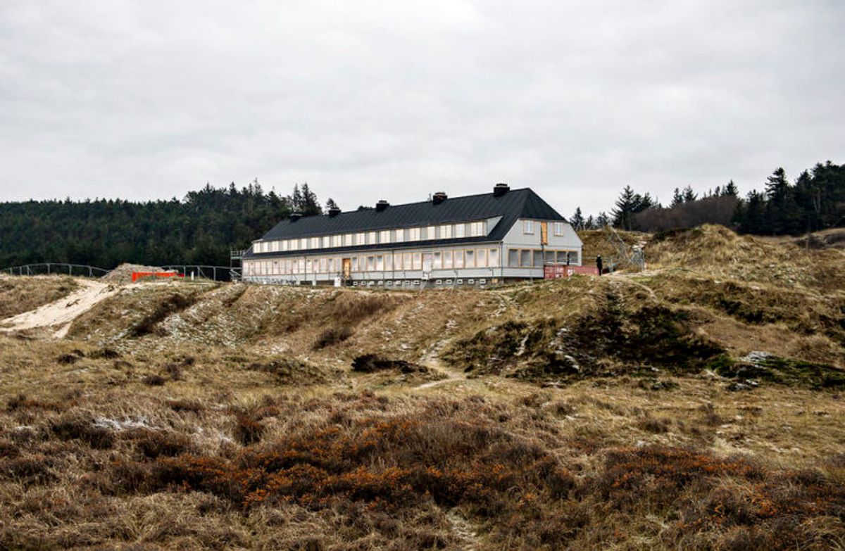 Det nybyggede Svinkløv Badehotel ses her, fredag den 25. januar 2019. Det nye badehotel ligner det gamle, der brændte ned til grunden i september 2016. Hotellet får det samme antal værelser som før, men nu er der bad i alle værelser. Der er stadig nogle måneder tilbage til det nye træhotel kan åbne for den nye sæson, efter planen til maj.. (Foto: Scanpix)
