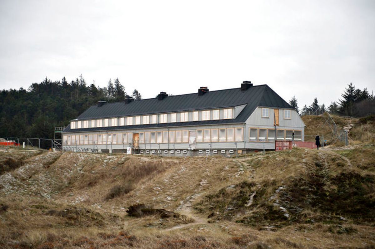 Det nybyggede Svinkløv Badehotel ses her, fredag den 25. januar 2019. Det nye badehotel ligner det gamle, der brændte ned til grunden i september 2016. Hotellet får det samme antal værelser som før, men nu er der bad i alle værelser. Der er stadig nogle måneder tilbage til det nye træhotel kan åbne for den nye sæson, efter planen til maj.. (Foto: Scanpix)