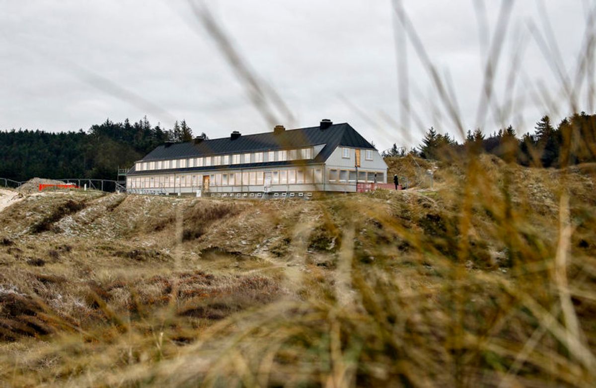 Det nybyggede Svinkløv Badehotel ses her, fredag den 25. januar 2019. Det nye badehotel ligner det gamle, der brændte ned til grunden i september 2016. Hotellet får det samme antal værelser som før, men nu er der bad i alle værelser. Der er stadig nogle måneder tilbage til det nye træhotel kan åbne for den nye sæson, efter planen til maj.. (Foto: Scanpix)