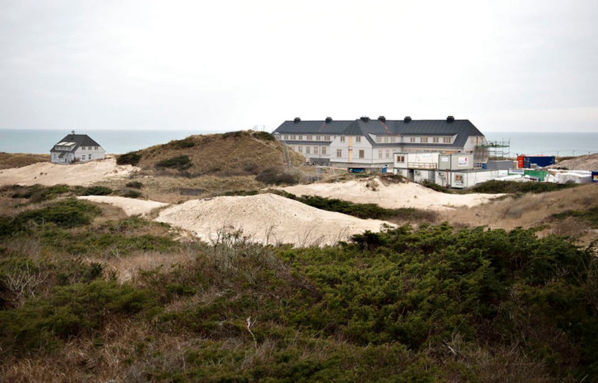 Det nybyggede Svinkløv Badehotel ses her, fredag den 25. januar 2019. Det nye badehotel ligner det gamle, der brændte ned til grunden i september 2016. Hotellet får det samme antal værelser som før, men nu er der bad i alle værelser. Der er stadig nogle måneder tilbage til det nye træhotel kan åbne for den nye sæson, efter planen til maj.. (Foto: Scanpix)