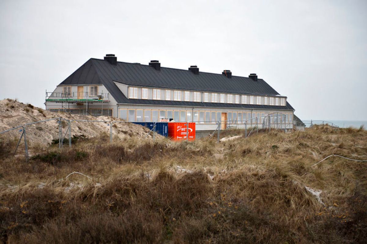 Det nybyggede Svinkløv Badehotel ses her, fredag den 25. januar 2019. Det nye badehotel ligner det gamle, der brændte ned til grunden i september 2016. Hotellet får det samme antal værelser som før, men nu er der bad i alle værelser. Der er stadig nogle måneder tilbage til det nye træhotel kan åbne for den nye sæson, efter planen til maj.. (Foto: Scanpix)