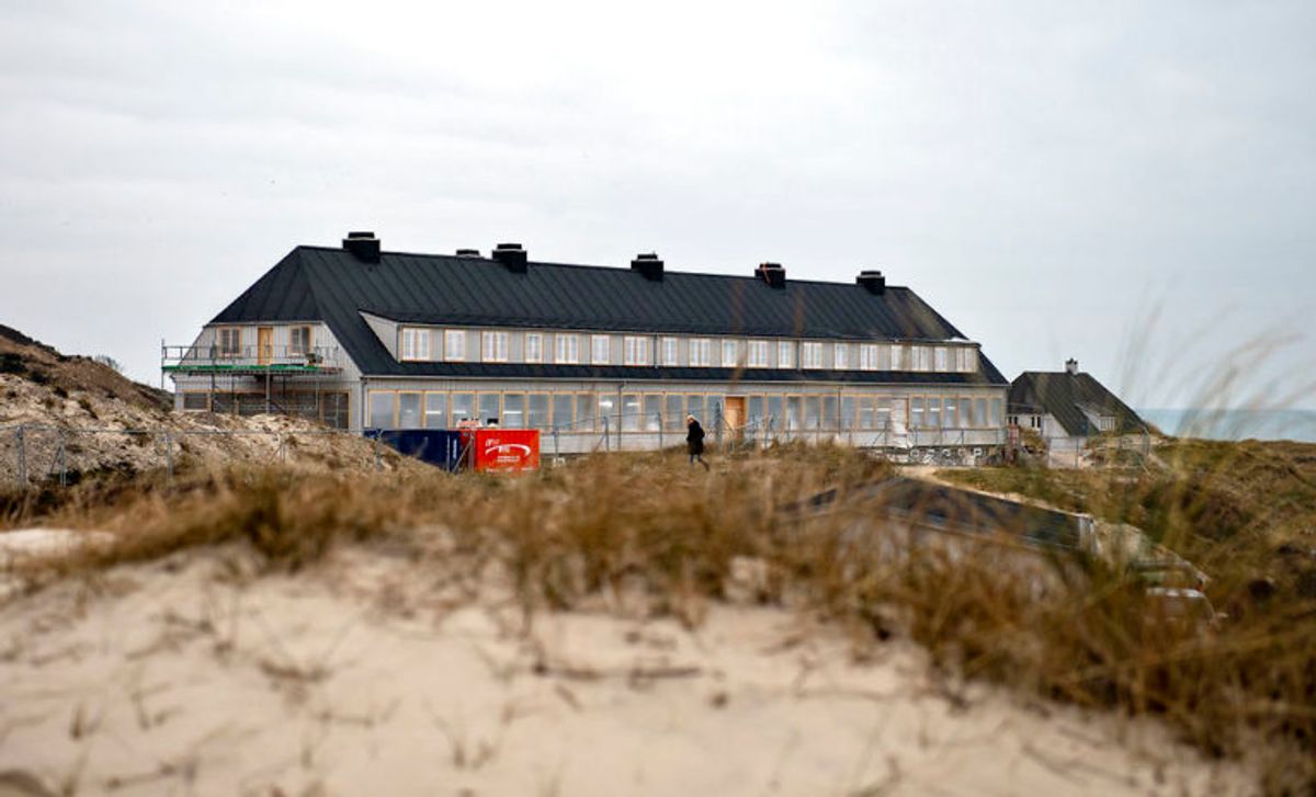 Det nybyggede Svinkløv Badehotel ses her , fredag den 25. januar 2019. Det nye badehotel ligner det gamle, der brændte ned til grunden i september 2016. Hotellet får det samme antal værelser som før, men nu er der bad i alle værelser. Der er stadig nogle måneder tilbage til det nye træhotel kan åbne for den nye sæson, efter planen til maj.. (Foto: Henning Bagger/Ritzau Scanpix)