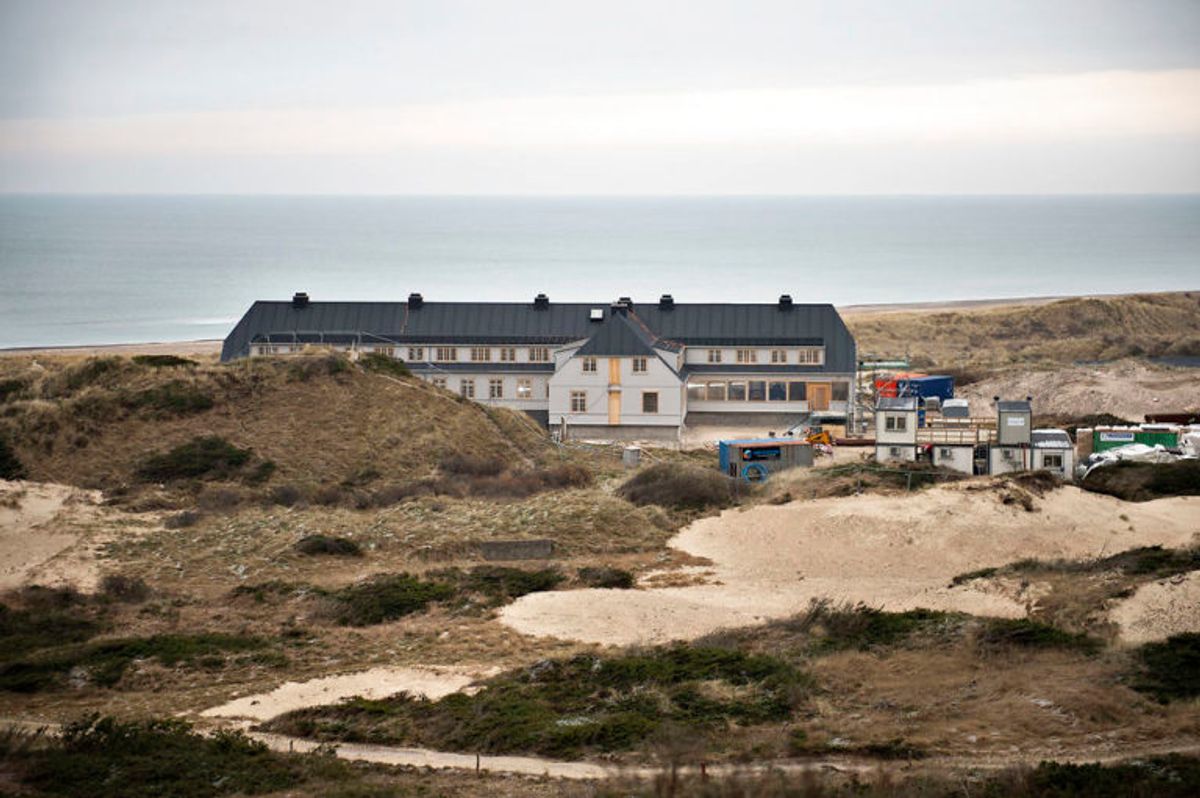 Det nybyggede Svinkløv Badehotel ses her, fredag den 25. januar 2019. Det nye badehotel ligner det gamle, der brændte ned til grunden i september 2016. Hotellet får det samme antal værelser som før, men nu er der bad i alle værelser. Der er stadig nogle måneder tilbage til det nye træhotel kan åbne for den nye sæson, efter planen til maj.. (Foto: Scanpix)
