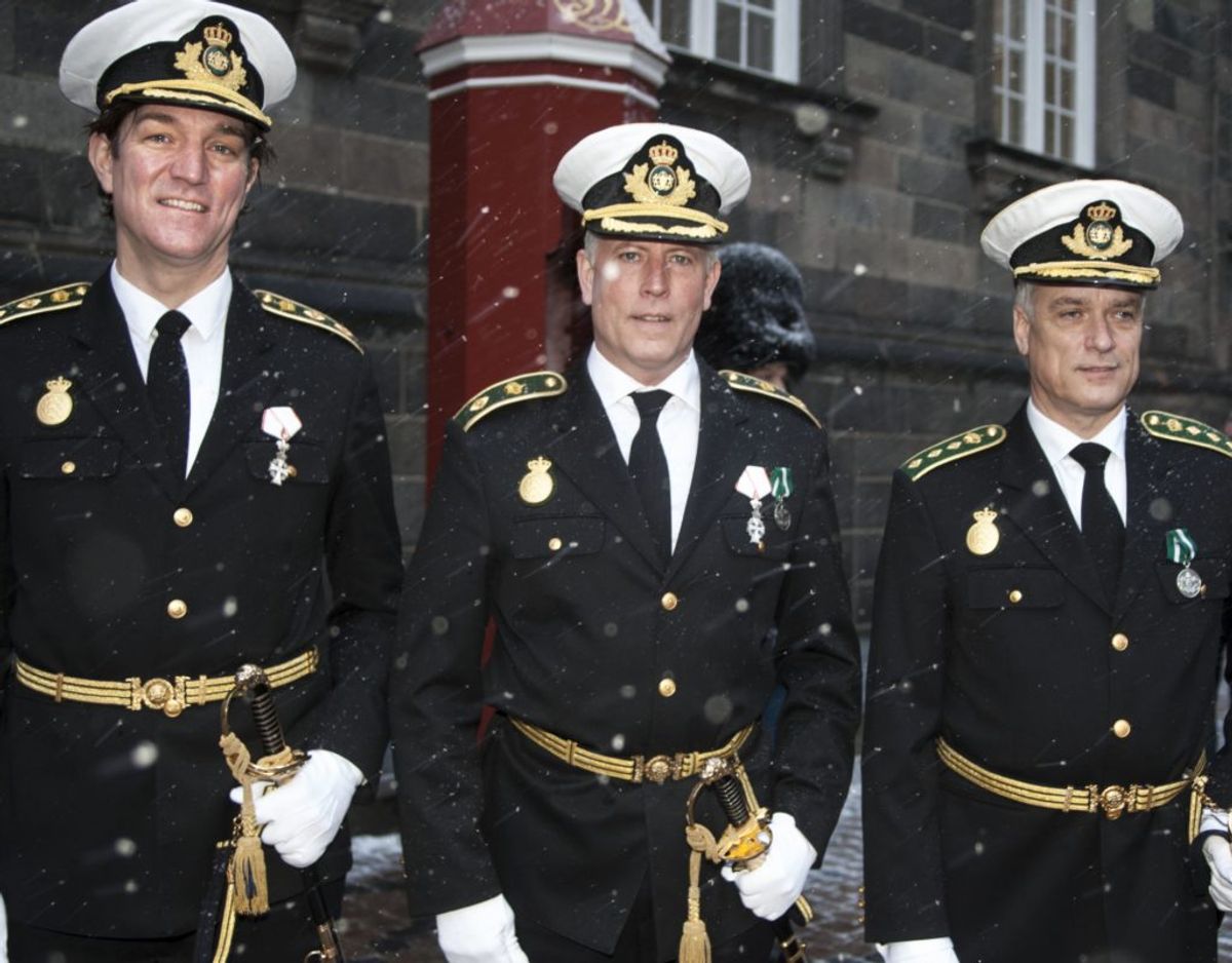 Tre betjente på rad: John Vestergaard (t.v.) takkede for udnævnelsen til politidirektør i Rigspolitiet, chefpolitiinspektør Søren Thomassen (i midten) takkede for Ridderkorset og Claus Birkelyng takkede for udnævnelsen til politiinspektør i Rigspolitiet.