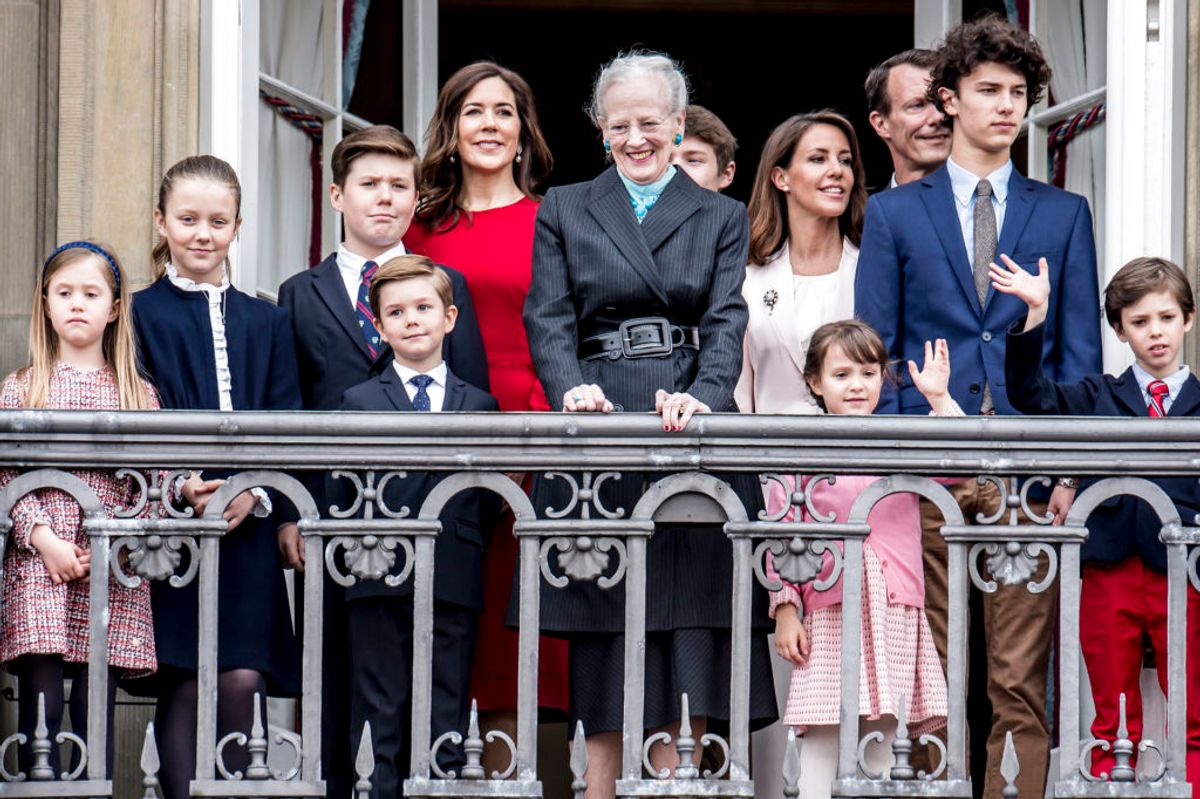 Prinsesse Isabella, prinsesse Josephine, prins Christian, prins Vincent, kronprinsesse Mary, dronning Margrethe, prins Felix, prinsesse Marie, prins Joachim, prinsesse Athena, prins Nikolai og prins Henrik vinker til de mange mennesker, som er mødt op på Amalienborg Slotsplads i København, for at hylde Dronning Margrethe på hendes 78 års fødselsdag, mandag den 16. april 2018.. (Foto: Mads Claus Rasmussen/Ritzau Scanpix)