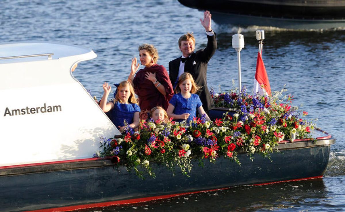 Den kongelige familie er meget, meget populære i Holland. Her er de på kanalfart på den hollandske Koningsdag. (Foto: Scanpix) KLIK FOR FLERE FANTASTISKE BILLEDER AF FAMILIEN!