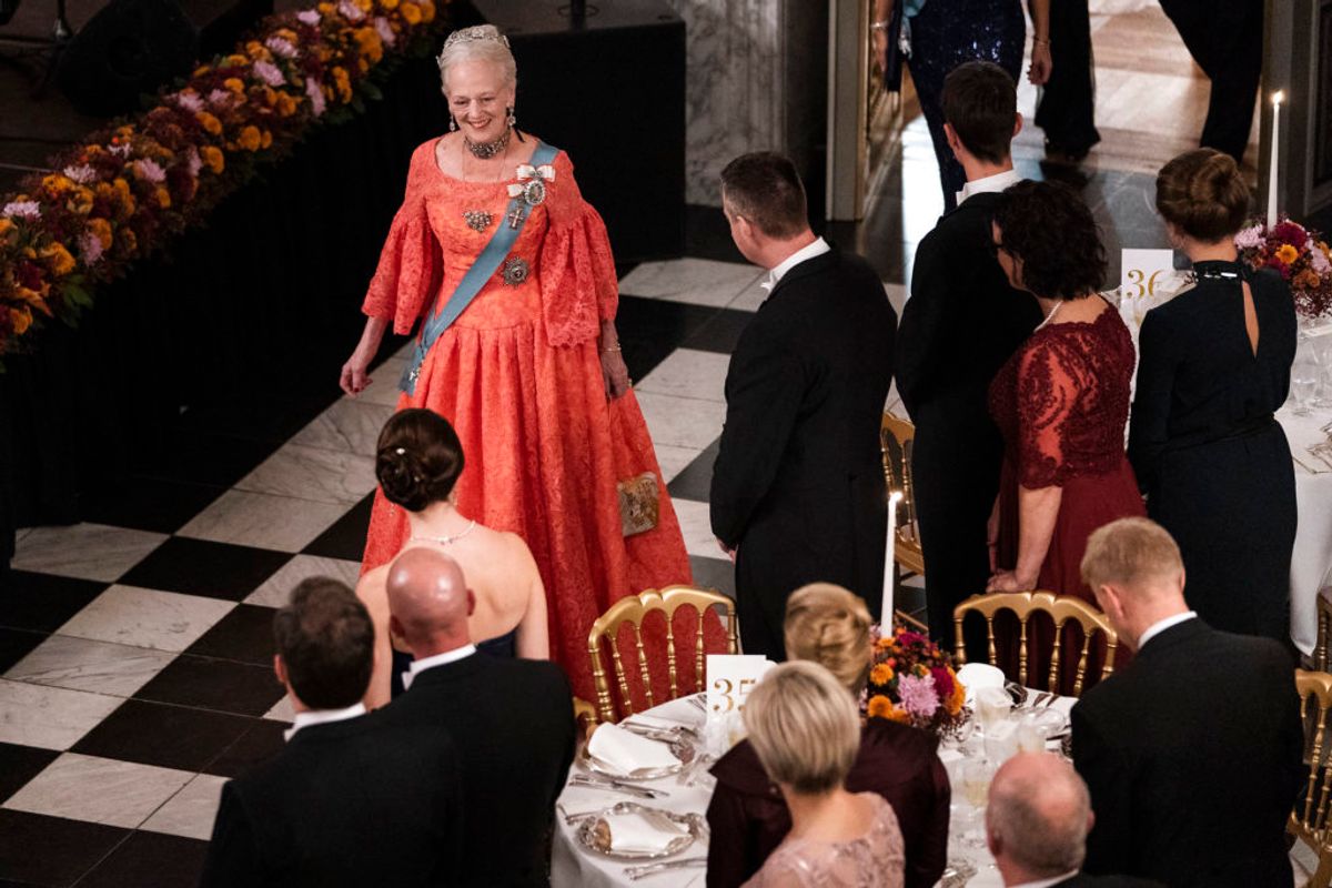 Billeder fra dronningens smukke ankomst til aftenselskabet. KLIK FOR FLERE. (foto: Martin Sylvest/Scanpix )