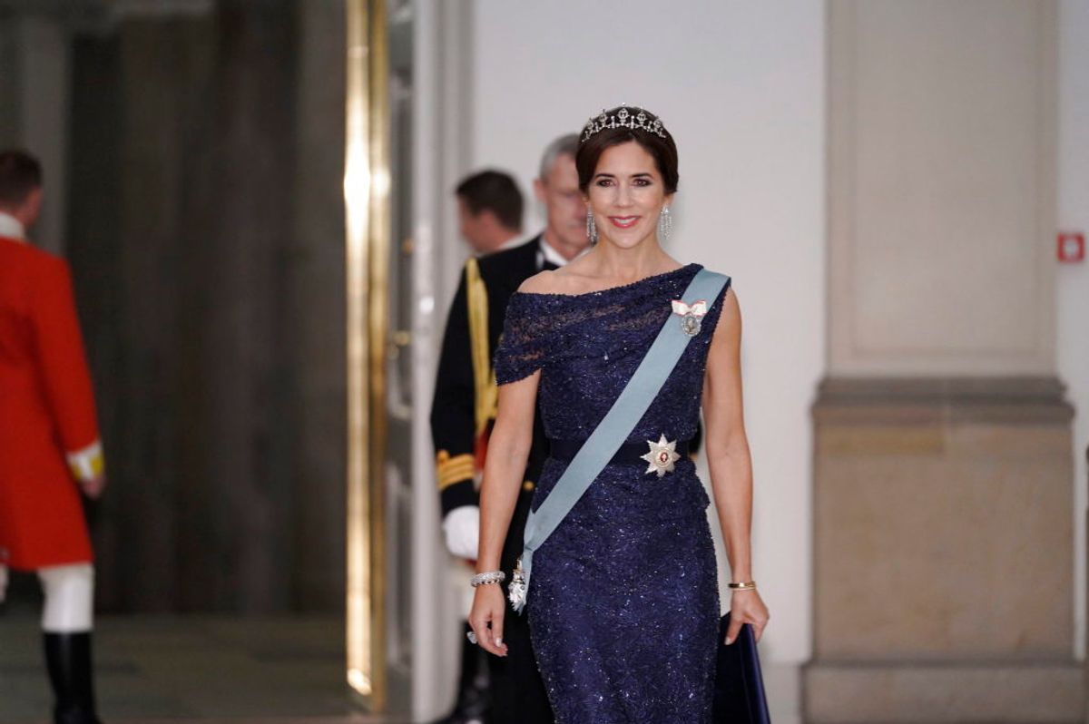 Kronprinsesse Mary ankommer til Dronningens aftenselskab. KLIK FOR FLERE BILLEDER AF DE ROYALE KJOLER. (Foto: Martin Sylvest/Ritzau Scanpix)