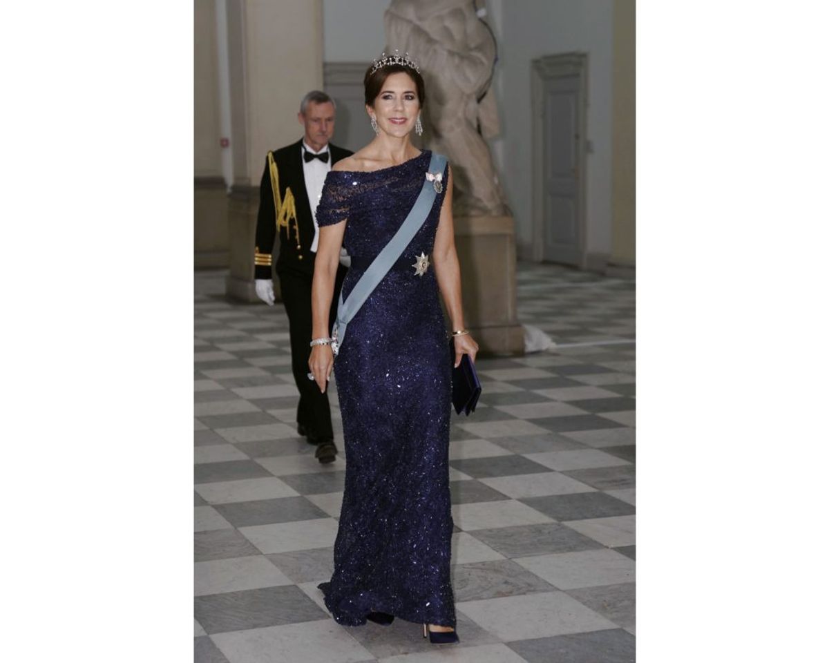 Kronprinsesse Mary i fuld figur. KLIK FOR FLERE ROYALE KJOLER. (Foto: Scanpix)
