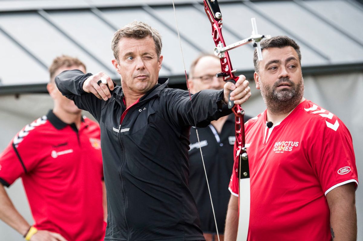 Tidligere på året besøgte kronprins Frederik Invictus-holdet i Vejen Idrætscenter. Her modtog kronprinsen instruktion i bueskydning ved Johan Høeg Hansen. Foto: Scanpix