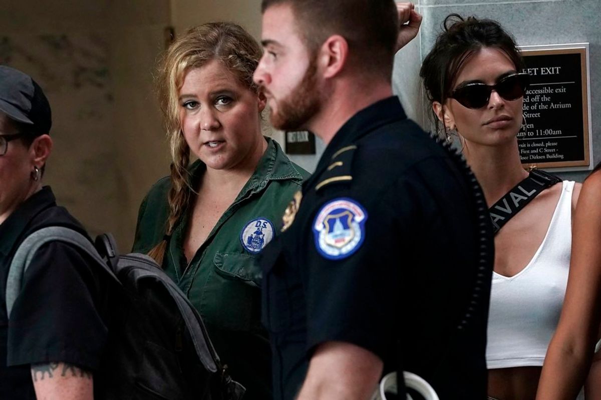 Amy Schumer og Emily Ratajkowski var begge en del af protesterne, da der blev udnævnt ny højesteretsdommer i USA. Foto: Scanpix
