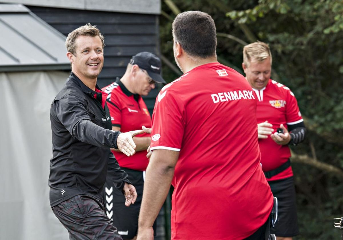 Kronprins Frederik forsøgte sig med bueskydning sammen med de danske krigsveteraner. (Foto: Claus Fisker/Scanpix)