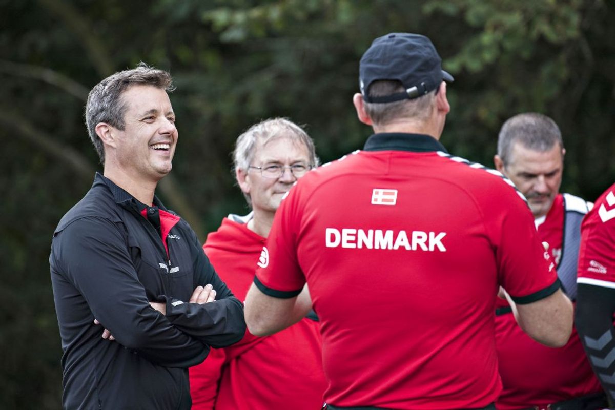 Kronprins Frederik forsøgte sig med bueskydning sammen med de danske krigsveteraner. (Foto: Claus Fisker/Scanpix)
