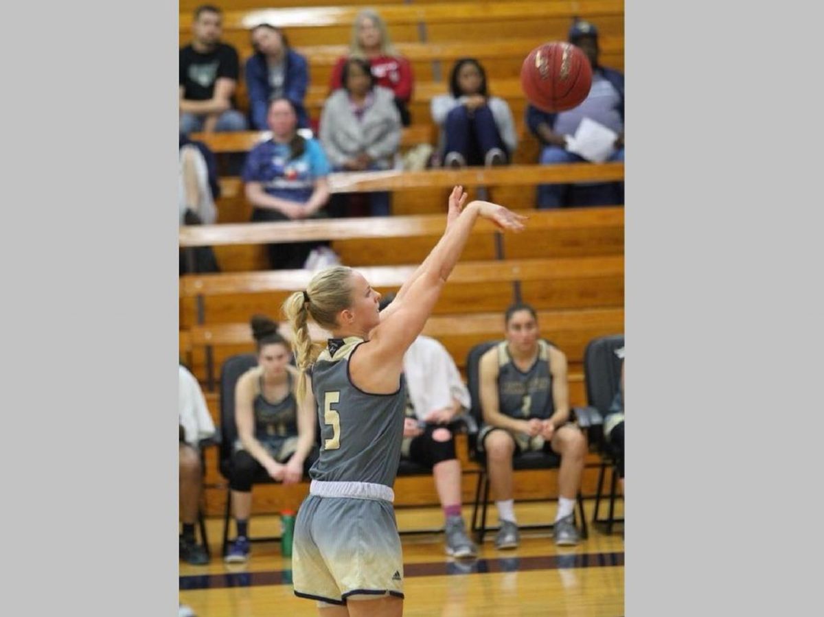 21-årige Victoria Mikkelsen fra København spiller basket på Independence Community College, hvor hit-serien Last Chance U bliver optaget. Privatfoto
