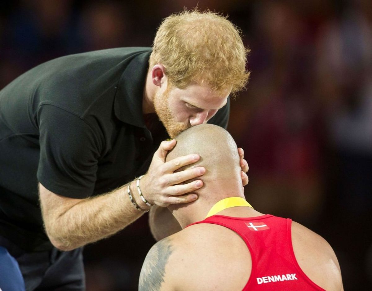 – Da det billede bliver taget, er det tredje gang, jeg møder prins Harry, og det er tredje gang, jeg får overdraget en medalje af ham, så alle følelserne er uden på tøjet, og jeg føler mig bare uendeligt taknemmelig for, at han har givet mig den mulighed for at stå her, siger den danske krigsveteran og parasportsudøver Maurice Manuel om situationen, som er foreviget på dette billede fra Invictus Games i 2017 i Toronto. Foto: Geoff Robins/Scanpix