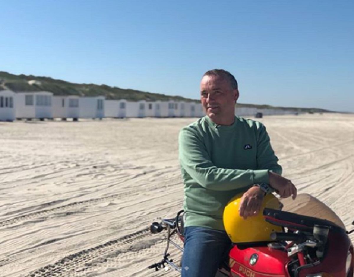 I det nye program kører Peter Ingemann fra Skagen til Højer på en Puch Monza. Som den han havde, da han var 15. Den kan du se på næste billeder. Foto: Pressefoto, TV2.
