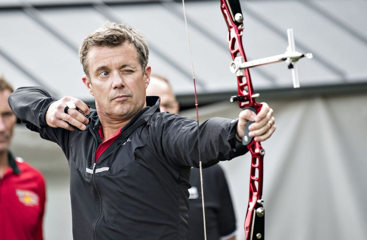 Kronprins Frederik forsøgte sig med bueskydning sammen med de danske krigsveteraner. (Foto: Claus Fisker/Scanpix)