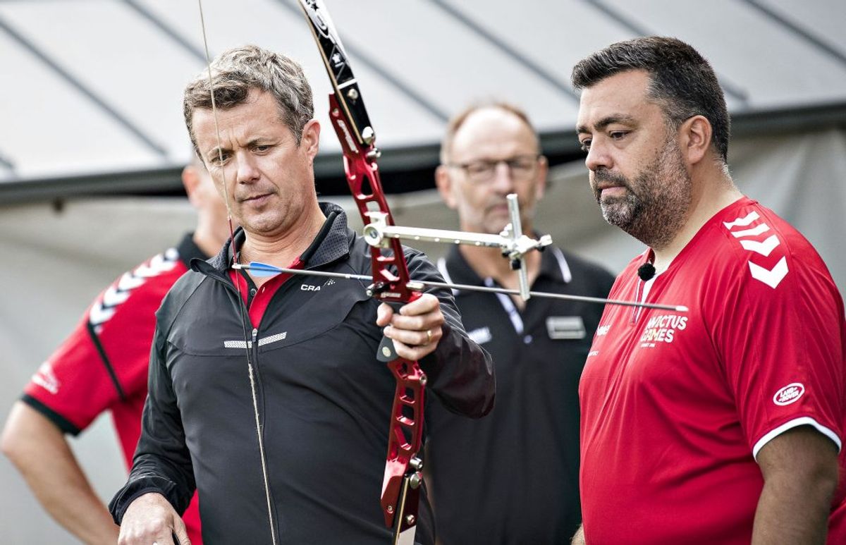 Kronprins Frederik forsøgte sig med bueskydning sammen med de danske krigsveteraner. (Foto: Claus Fisker/Scanpix)