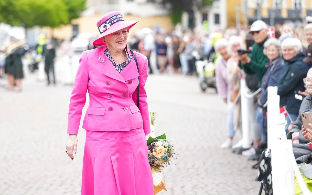 Dronning Margrethe ankommer til Sønderborg Havn og hilser på tilskuerne.
Foto: Claus Fisker/Ritzau Scanpix