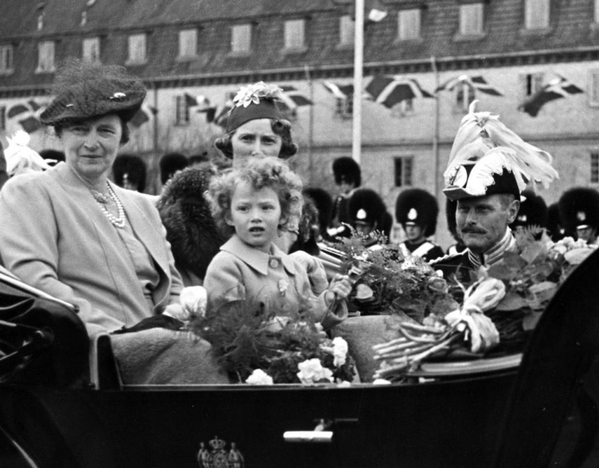 En meget ung prinsesse Elisabeth sammen med sin mor, arveprinsesse Caroline Mathilde, og sin mormor, dronning Alexandrine. Arkivfoto: Scanpix