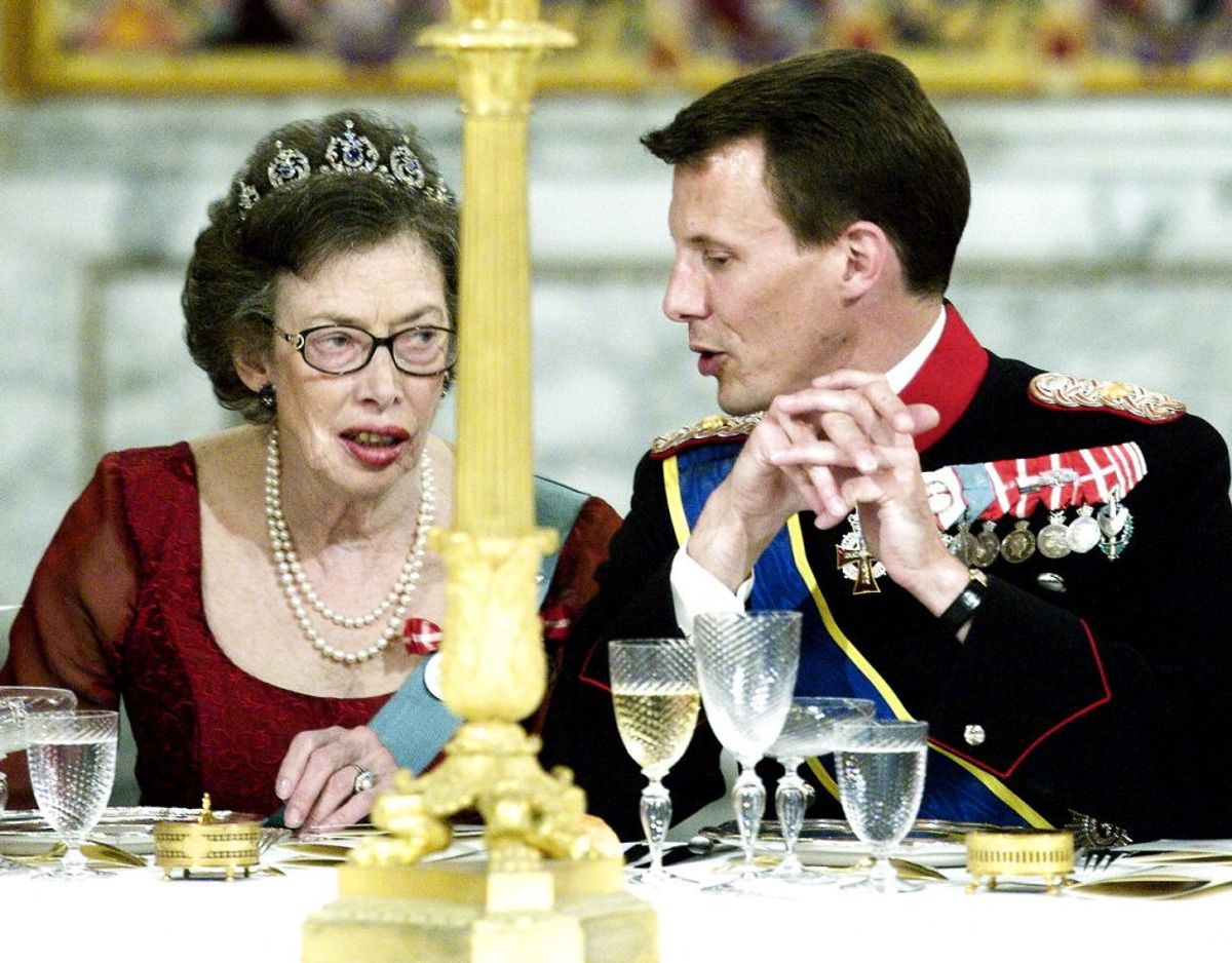 Prins Joachim underholder sig med prinsesse Elisabeth under en gallamiddag onsdag 9. maj 2007 på Christiansborg. Arkivfoto: Scanpix