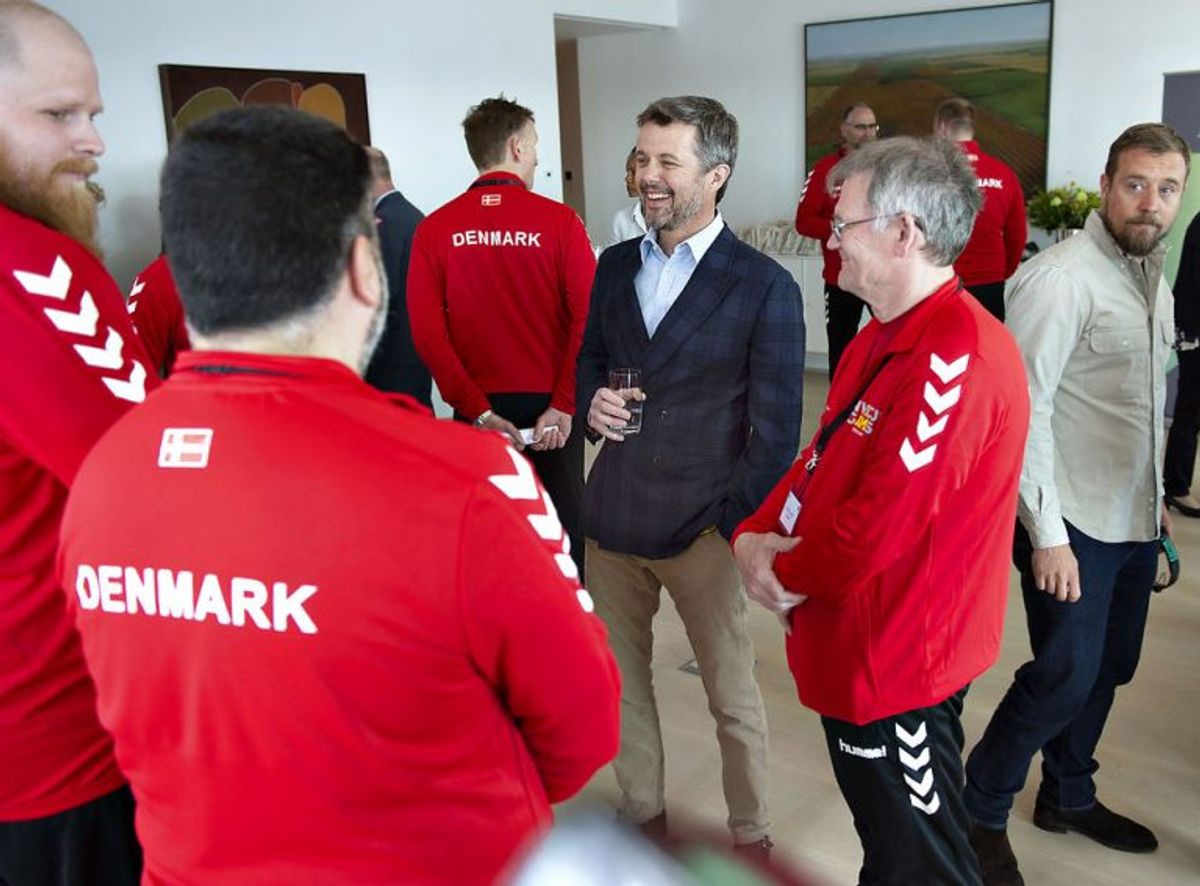 Kronprins Frederik taler med veterangruppen i reception for de skadede danske krigsveteraner, der skal deltage i Invictus Games i Sydney til oktober, på den australske ambassadørs residens i Nordhavnen. Foto: Keld Navntoft/Scanpix