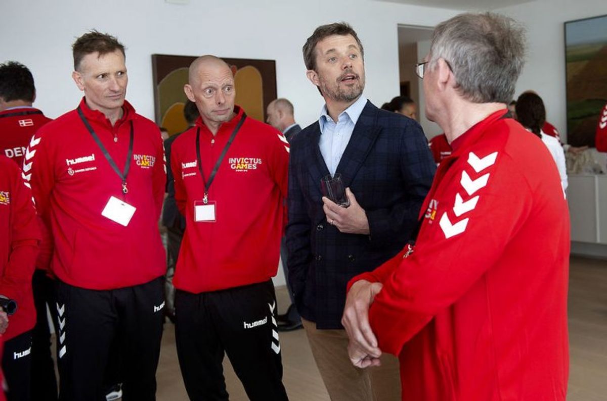 Kronprins Frederik taler med veterangruppen i reception for de skadede danske krigsveteraner, der skal deltage i Invictus Games i Sydney til oktober, på den australske ambassadørs residens i Nordhavnen. Foto: Keld Navntoft/Scanpix