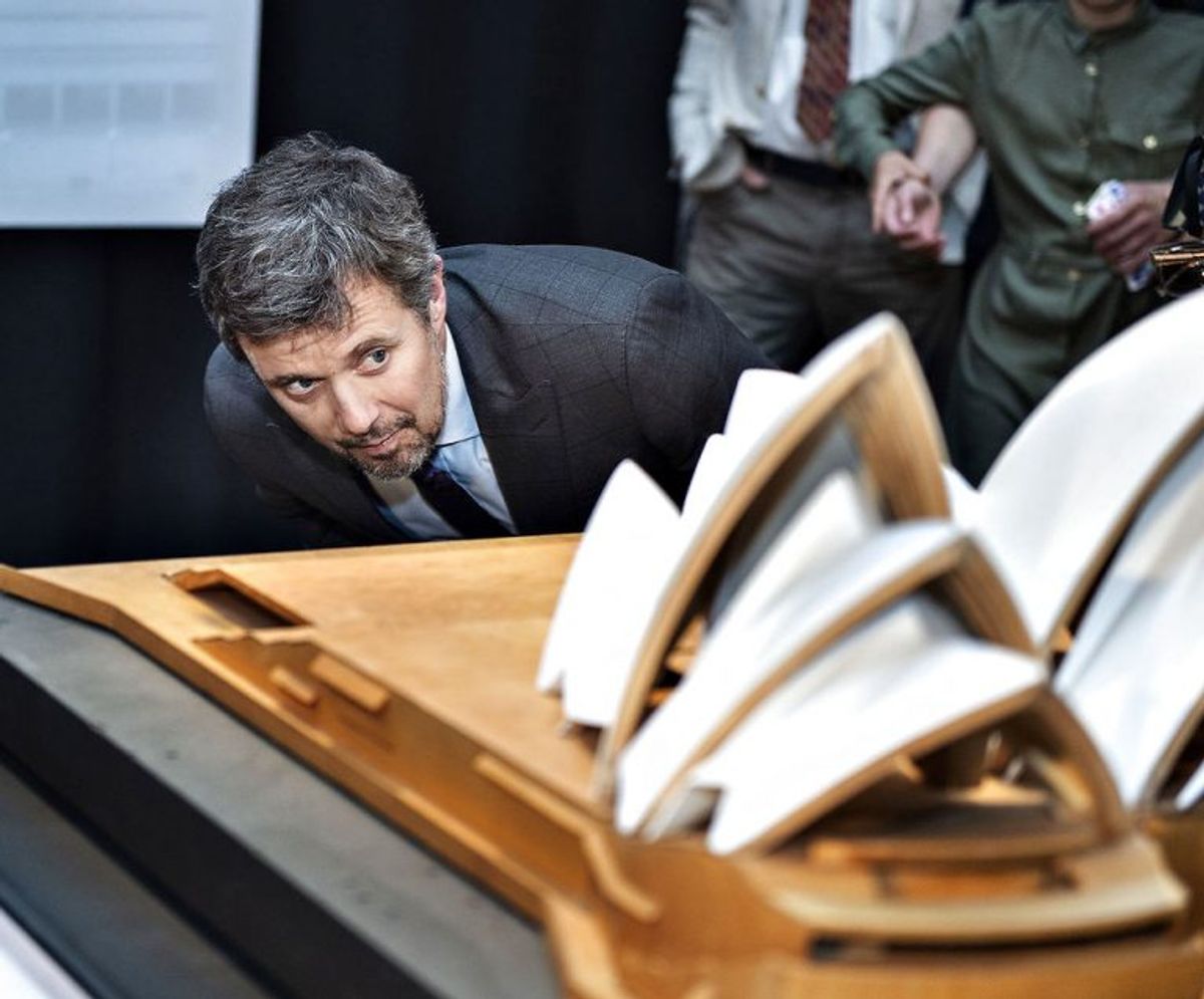 Kronprins Frederik ses her med en model af Operahuset i Sydney efter åbningen af udstillingen om Jørn Utzon på Utzon Center i Aalborg. Foto: Henning Bagger/Scanpix