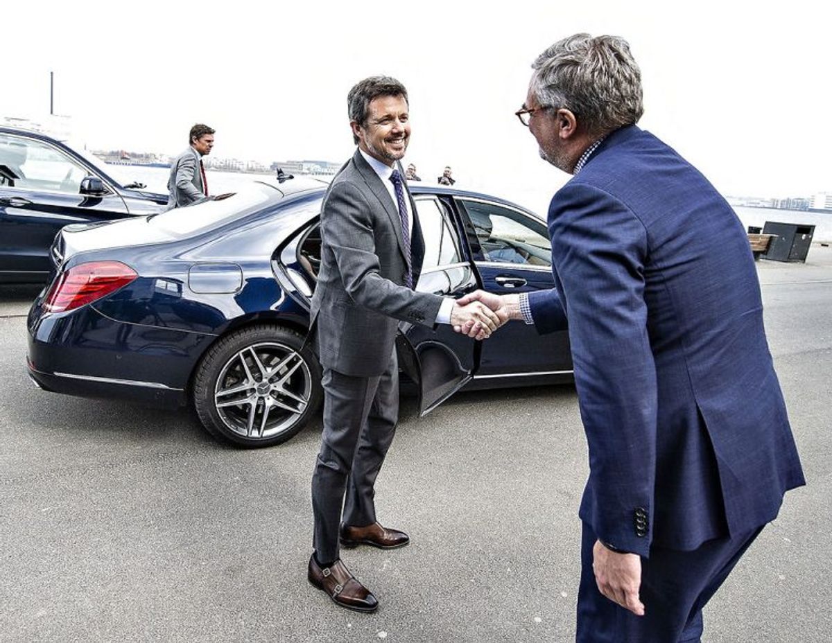 Kronprins Frederik ankommer her til åbningen af udstillingen om Jørn Utzon på Utzon Center i Aalborg. Foto: Henning Bagger/Scanpix