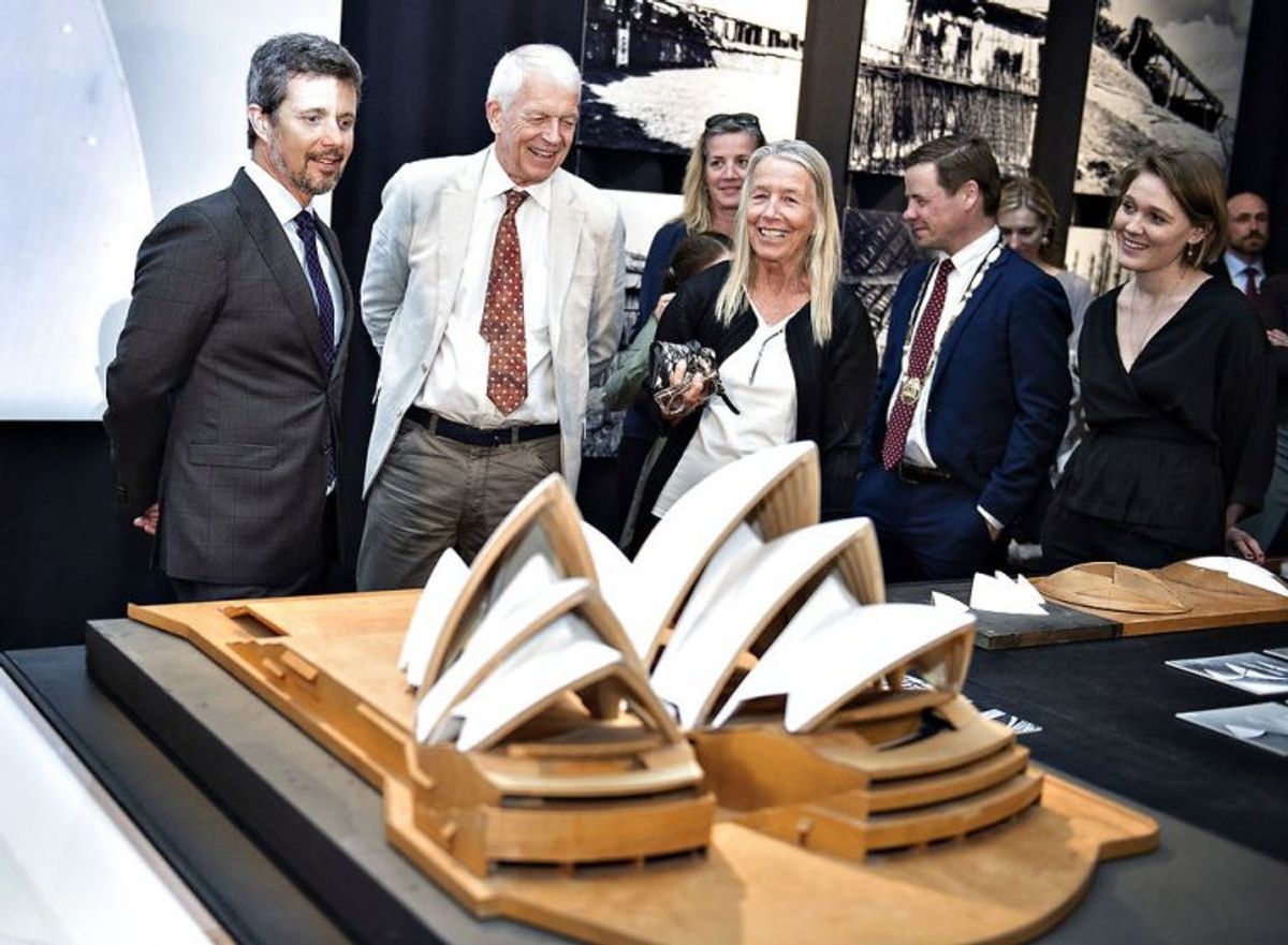 Kronprins Frederik ses her med Jan og Lin Utzon efter åbningen af udstillingen om Jørn Utzon på Utzon Center. Foto: Henning Bagger/Scanpix