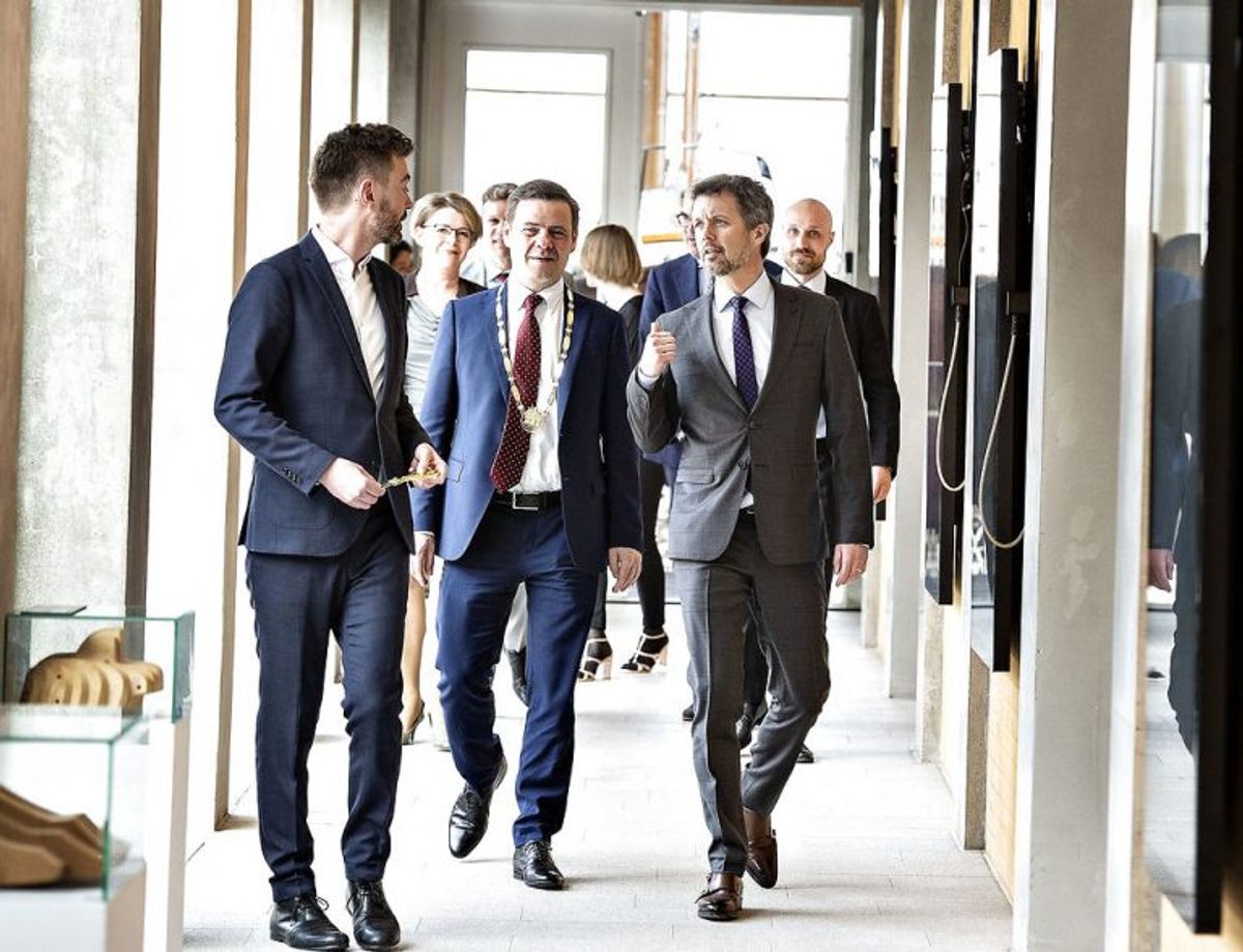 Kronprins Frederik ses her på vej til åbningen af udstillingen om Jørn Utzon. Foto: Henning Bagger/Scanpix