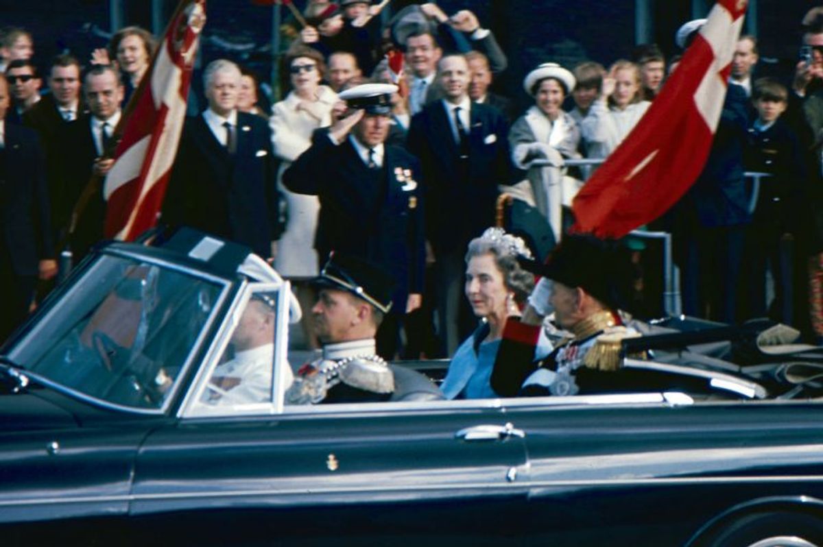 Tronfølgerparrets bryllup. Kong Frederik og dronning Ingrid i bil på vej til Holmens Kirke i 1967. Arkivfoto: Scanpix