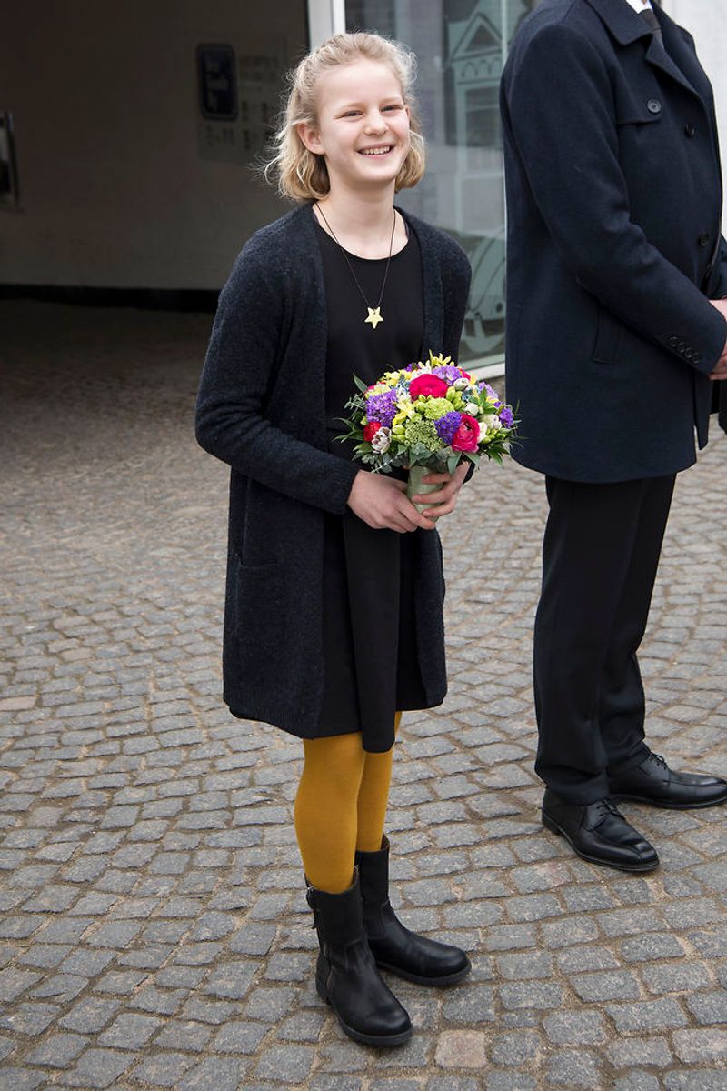 Blomsterpigen Ester Wowk Vestergaard på 11 år er klar til at byde dronningen velkommen til Den Gamle By i Aarhus. (Foto: Bo Amstrup/Scanpix 2018)