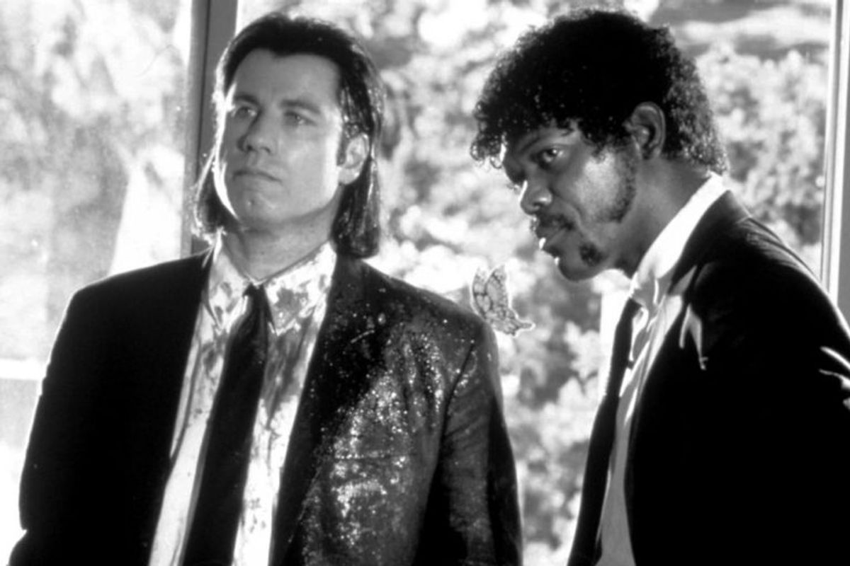 Verdenskendt filminstruktør fylder halvrundt. Her ses John Travolta og Samuel L. Jackson fra den ikoniske “Pulp Ficition”-film, som Tarantino brød igennem med. Arkivfoto: Scanpix