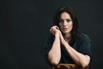 Højgravid tv-vært får maven bodypaintet