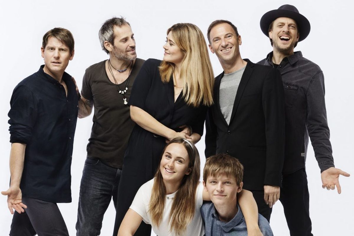 Her ses hovedcastet i den kommende “Kærlighed ved første hik! The Musical”. Fra venstre: Robert Hansen, Oliver Bjerrehuus, Sofie Lassen-Kahlke, Joachim Knop og Karl Bille. Nederst sidder Anna Clara Sachs Leschly og Nikolai Jensen, som skal spille de unge udgaver af Anja og Viktor. Foto: Miklos Szabo