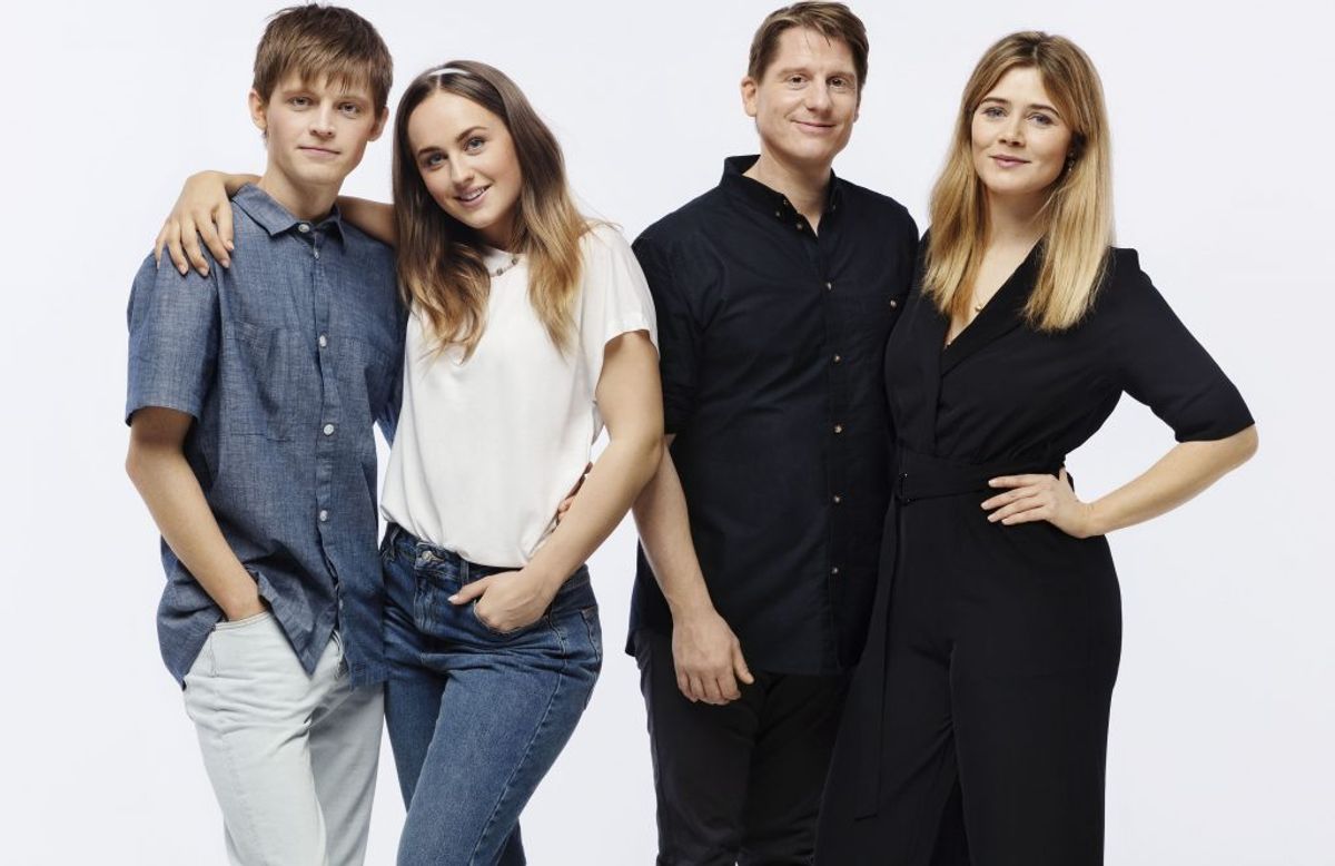 De unge Anja og Viktor ses til venstre. De spilles af Nicolai Jensen og Anna Clara Sachs Leschly. Til højre i billedet ses Robert Hansen og Sofie Lassen Kahlke. Foto: Miklos Szabo