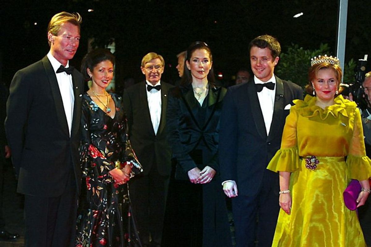 Luxembourgs storhertug Henri (til venstre) og storhertuginde Maria Teresa (til højre) var på officielt besøg i Danmark i 2003. Her er de på vej til koncert i Radiohusets Koncertsal daværende prinsesse Alexandra og kronprinsparret. Arkivfoto: Scanpix.