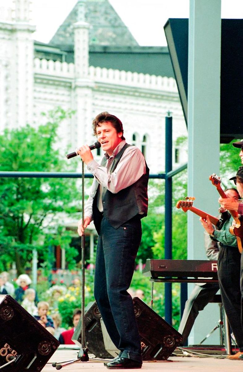 Shakin’ Stevens ses her ved en koncert i Tivoli i 1994. Foto: BENT MIDSTRUP/Scanpix (Arkivfoto)
