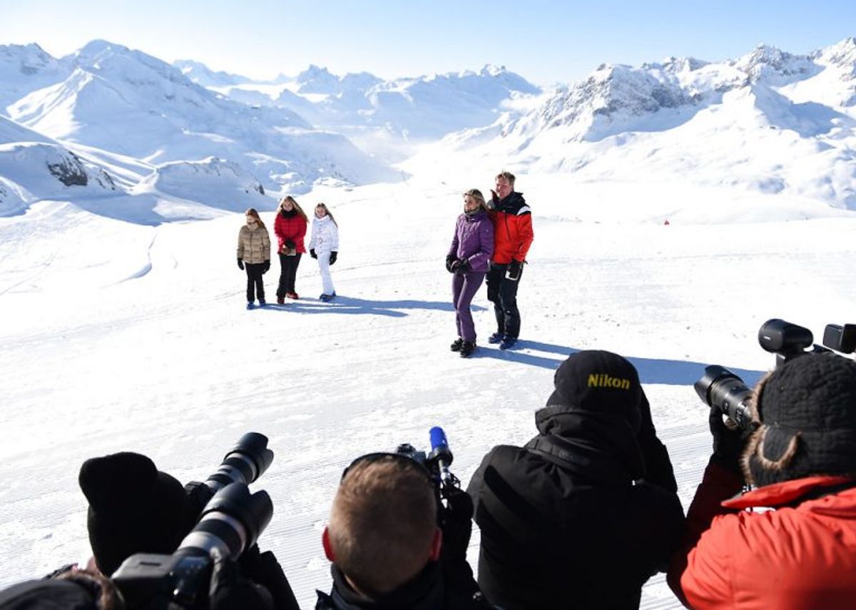 Kongefamilien ses her med bjergene i baggrunden. Foto: Andreas Gebert/Scanpix.