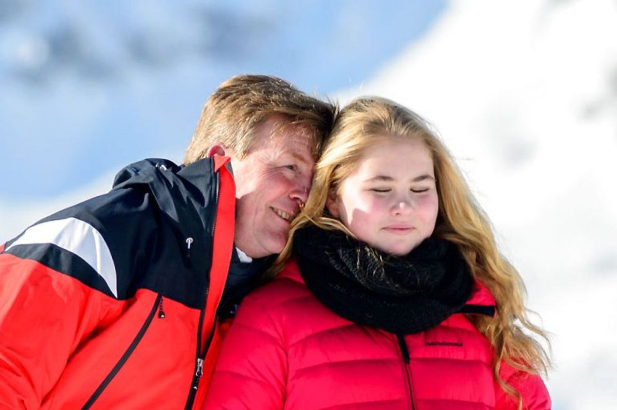 Kong Willem-Alexander se her sammen med datteren prinsesse Catharina-Amalia. Foto: DIETMAR STIPLOVSEK/Scanpix.