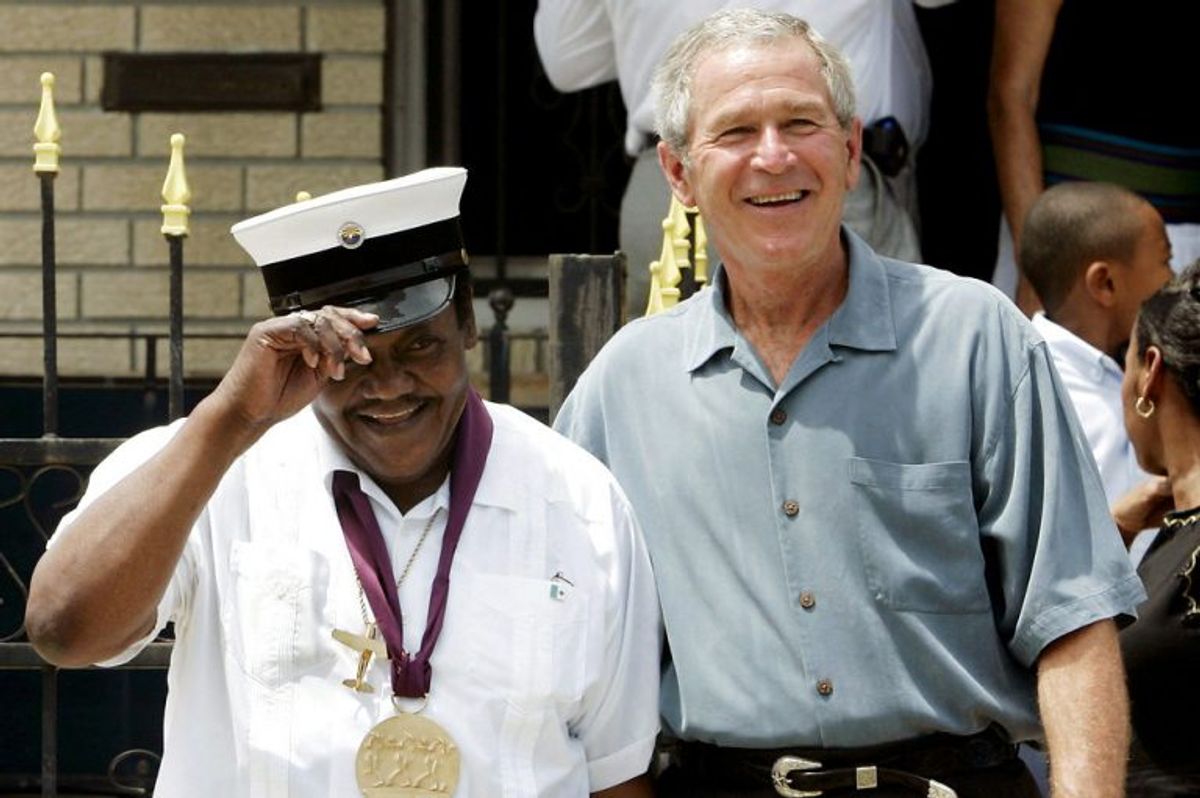 Fats Domino, der ville være fyldt 90 år i dag, ses her med den daværende amerikanske præsident, George W: Bush, tilbage i august 2006. Arkivfoto: Jim Young/Scanpix