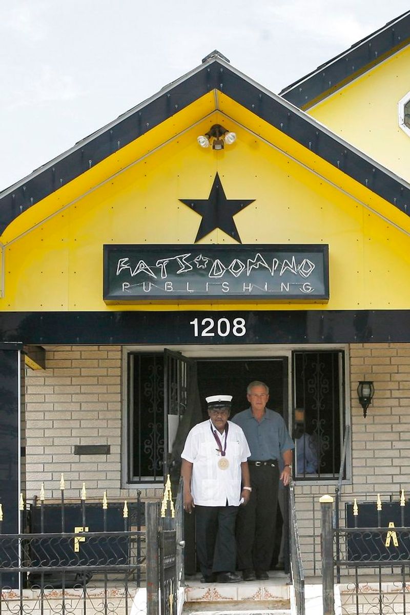 Eks-præsident George W. Bush besøger Fats Domino i New Orleans tilbage i 2006. Arkivfoto: Jim Young/Scanpix