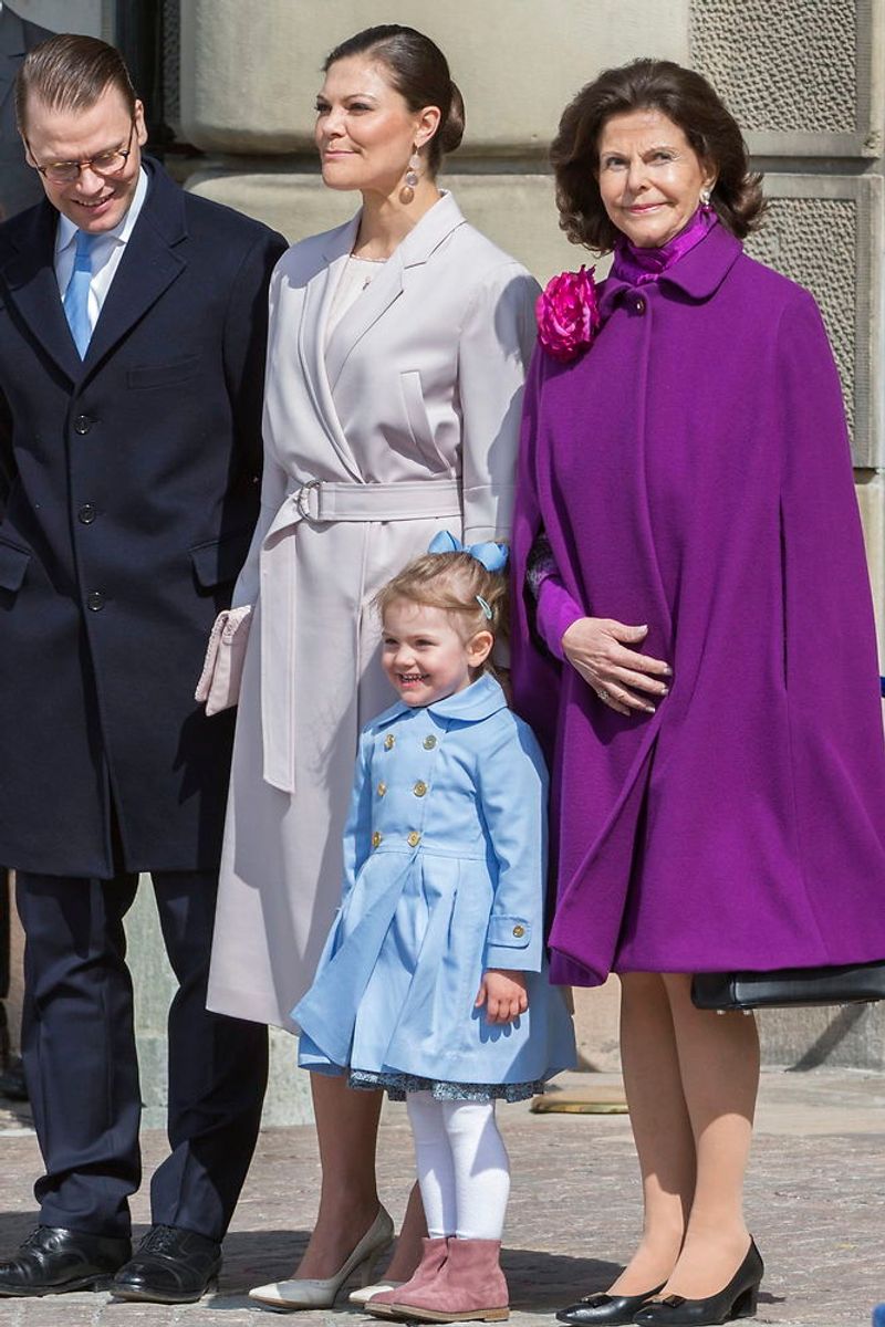 Kronprinsessens ældste datter har fødselsdag – her ses prinsesse Estelle med sin far, prins Daniel, sin mor, kronprinsesse Victoria og sin mormor, dronning Silvia. Arkivfoto: Jonas Ekstromer/Scanpix
