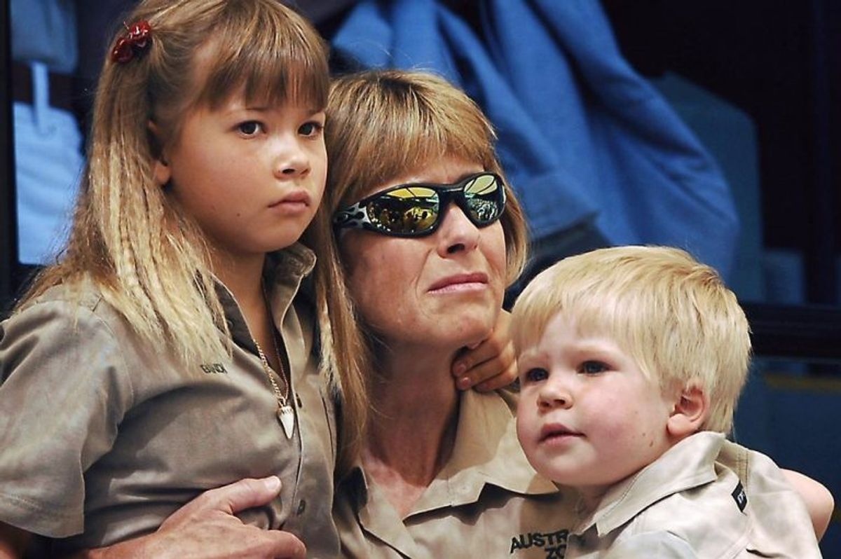 Steve Irwins enke, Terri Irwin, sammen med børnene Bindi og Bob. Arkivfoto: Dave Hunt/Scanpix