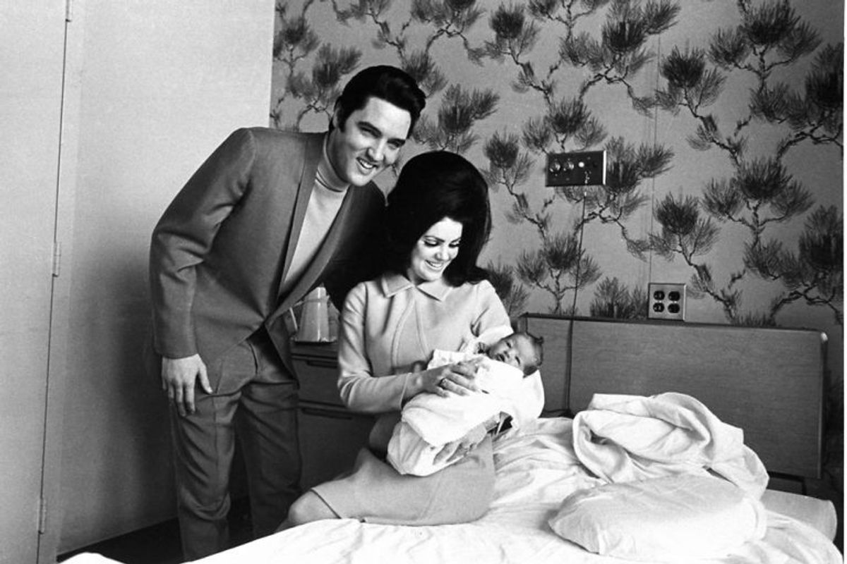 Billedet er fra dengang hvor skibe var af træ, og mændene var af stål. Her ses en fem dage gammel Lisa Marie Presley sammen med sine kendte forældre. Arkivfoto: Perry Aycock/Scanpix