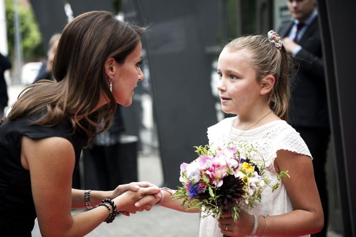 Prinsesse Marie blev budt velkommen af blomsterpigen Maja Marie Flach de Neergaard ved ankomsten til Forum den 24. august. Prinsesse Marie besøgte fødevareudstillingen Bite Copenhagen. Foto: Sarah Christine Nørgaard/Scanpix (Arkivfoto)