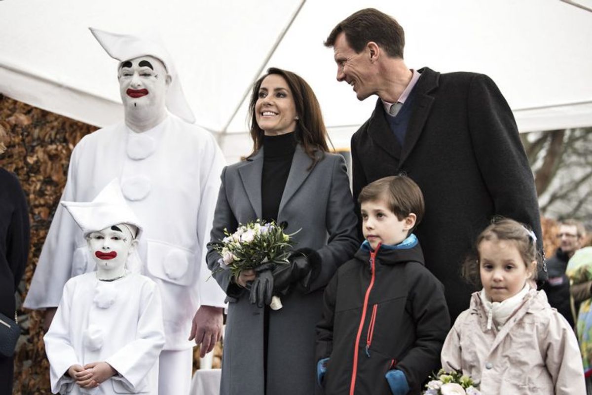 Prins Joachim og Prinsesse Marie åbnede Bakken den 30. marts 2017. Den ceremonielle åbning af Dronningeporten blev foretaget af prins Joachim og prinsesse Marie og børnene Henrik og Athena. Her blev de modtaget af Pjerrot og barnebarn. Foto: Ida Guldbæk Arentsen/Scanpix (Arkivfoto)