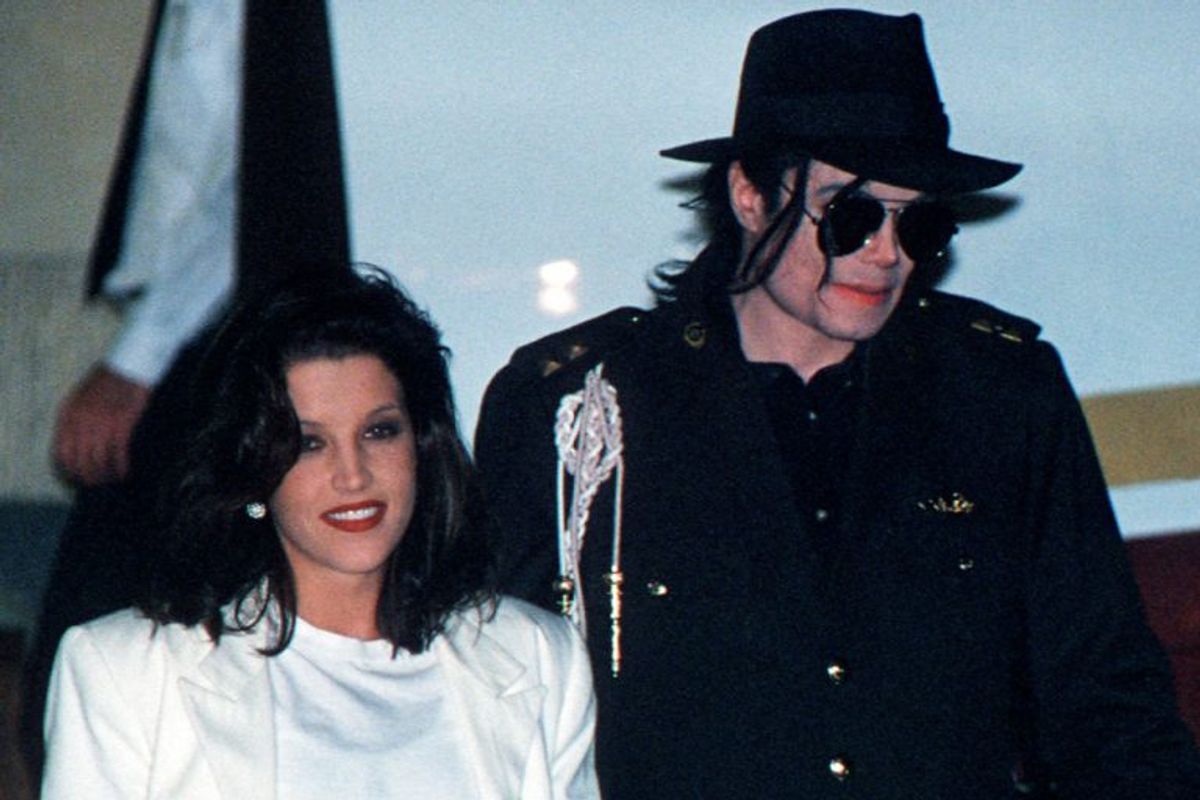 Kongens datter runder det helt skarpe hjørne – og i starten af 1990’erne blev Lisa Marie Jackson gift med en anden konge – nemlig Michael Jackson. Billedet er fra 1994. Arkivfoto: Scanpix
